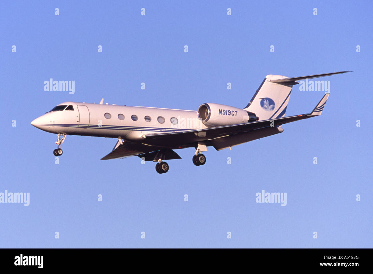 Gulfstream G-IV Private Jet Laning am Flughafen Luton, UK Stockfoto