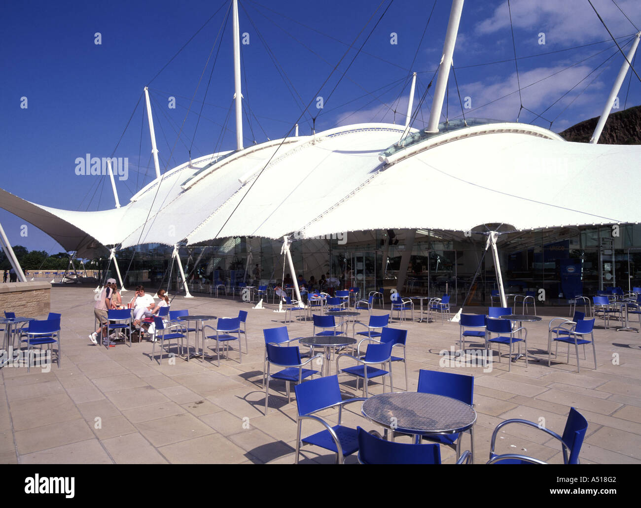 Unser Dynamic Earth Centre Non for Profit interaktive Besucherattraktion und Bildungszentrum mit Erfrischungsbereich im Freien Edinburgh Scotland UK Stockfoto