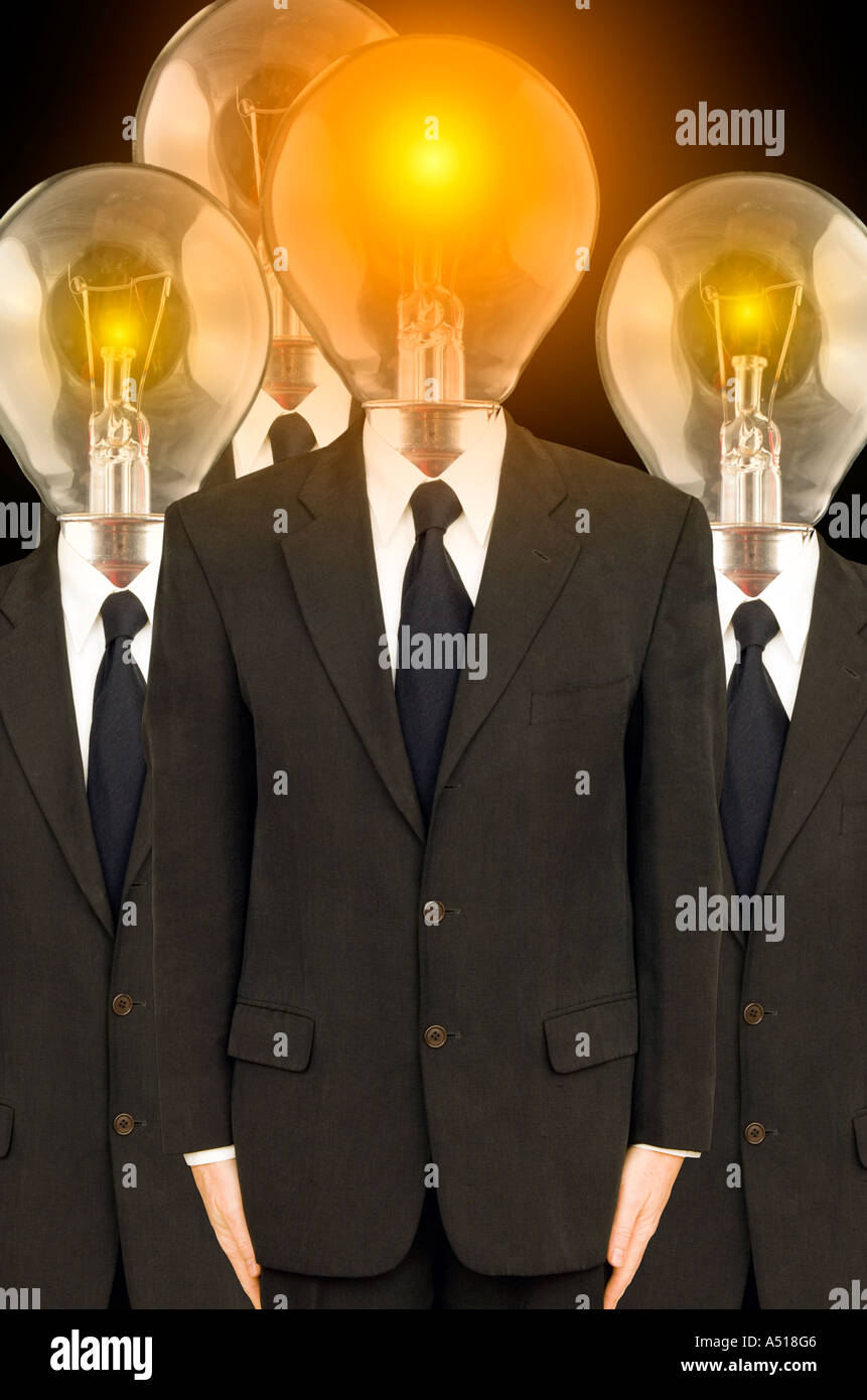 Männer in Anzügen mit Glühbirnen für die Köpfe Business Konzept Ideen Einstellung eingeschaltet Stockfoto