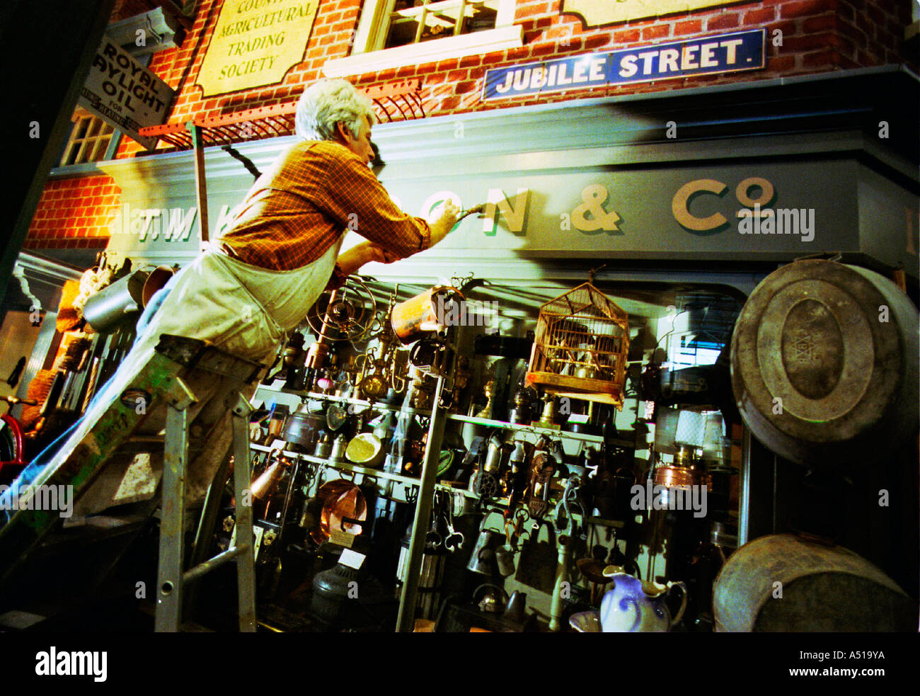 Neu die Shops eines alten Ironmongers Stores als Teil eines Museums des städtischen Lebens. Stockfoto