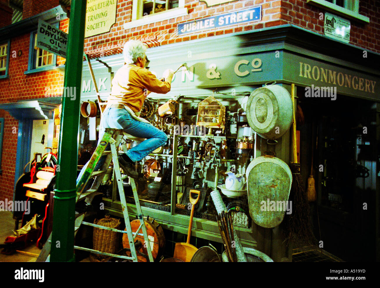 Neu die Shops eines alten Ironmongers Stores als Teil eines Museums des städtischen Lebens. Stockfoto