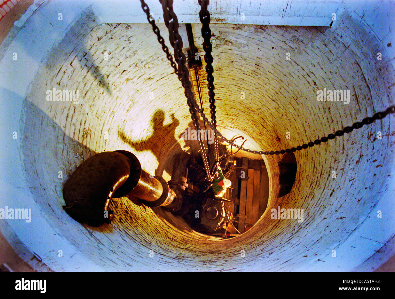 Mann in tiefen Schacht der Regency Wasser Pumpstation gut an den erhaltenen Tringford Pumping Station in der Nähe von Aylesbury UK Stockfoto