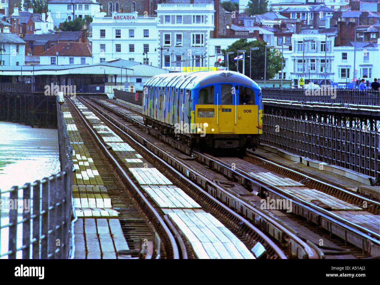 Einer der 1938 ehemaligen Northern Line U-Bahn Züge auf der Isle Of Wight Ryde Pier entlang verlaufenden Stockfoto