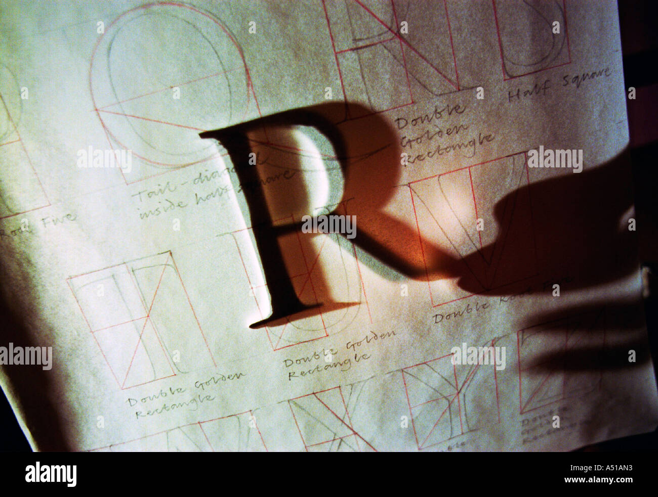 Silhouette einer Künstler-Hand mit einem Kapital R aus einem neu gestalteten Schriftart oder Schrift Stockfoto