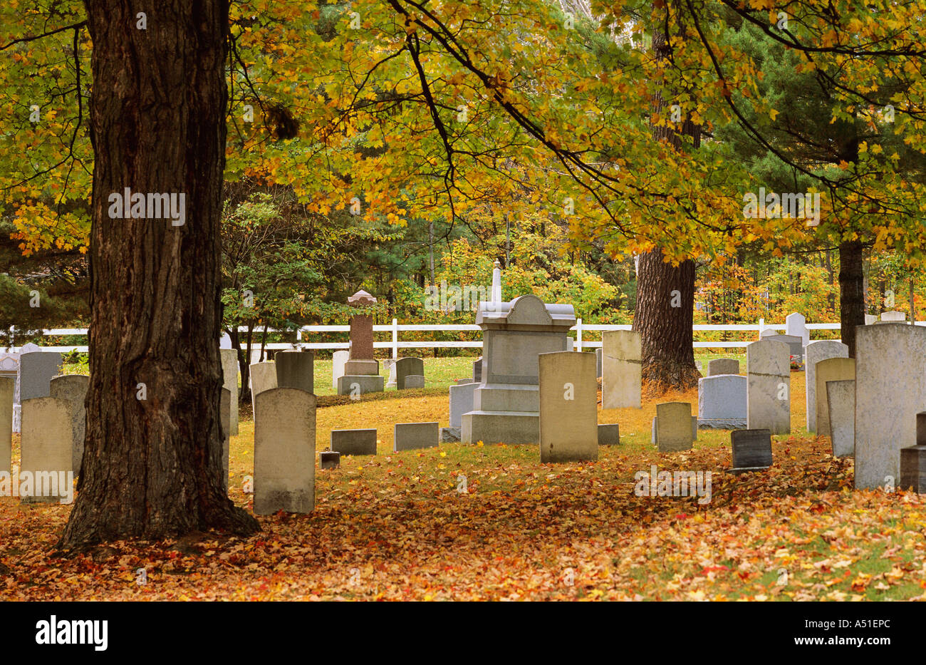 Alter Friedhof im Herbst Stockfoto