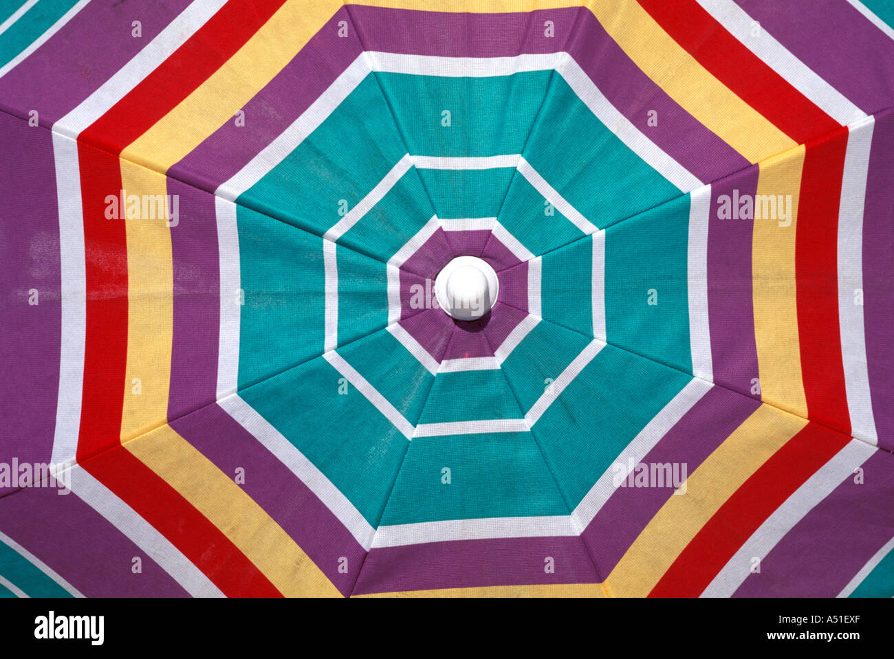 Strand Sonnenschirm bunte Muster Stockfoto
