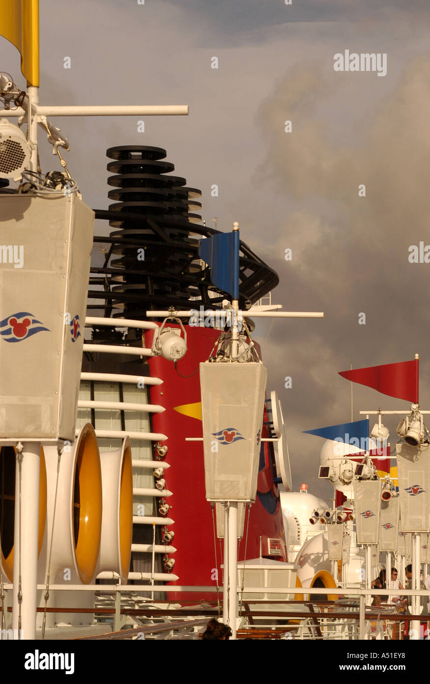 Kreuzfahrt Schiff Disney Wonder Überbau Radar helle Rottöne Schiff Architektur Entwurfsmuster Stockfoto