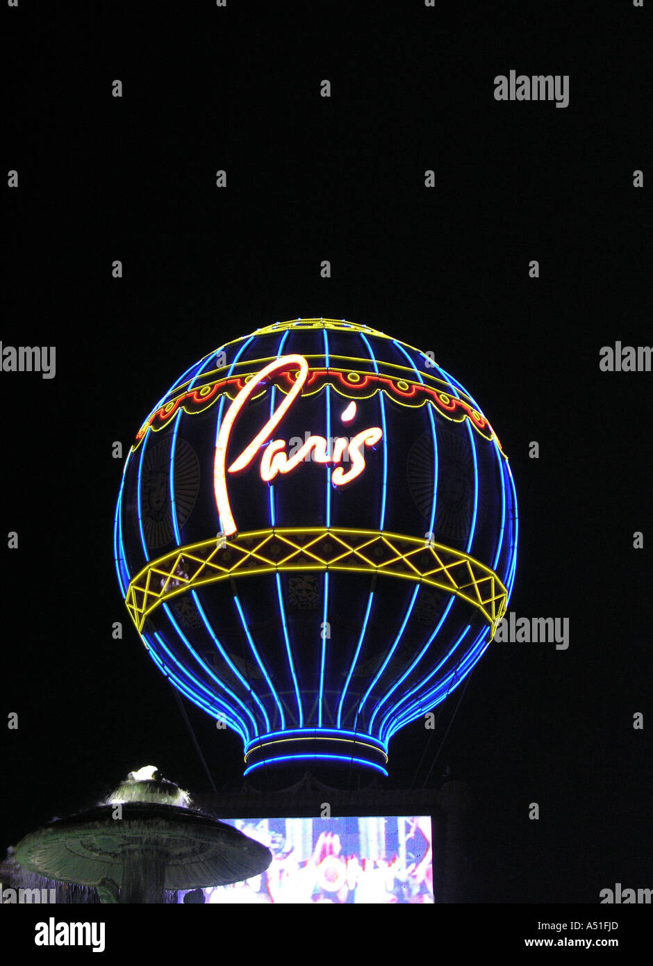 Skyline bei Nacht leuchtenden Neonröhren Wahrzeichen Gebäudearchitektur des Las Vegas Paris Hotel & Casino Las Vegas strip Stockfoto