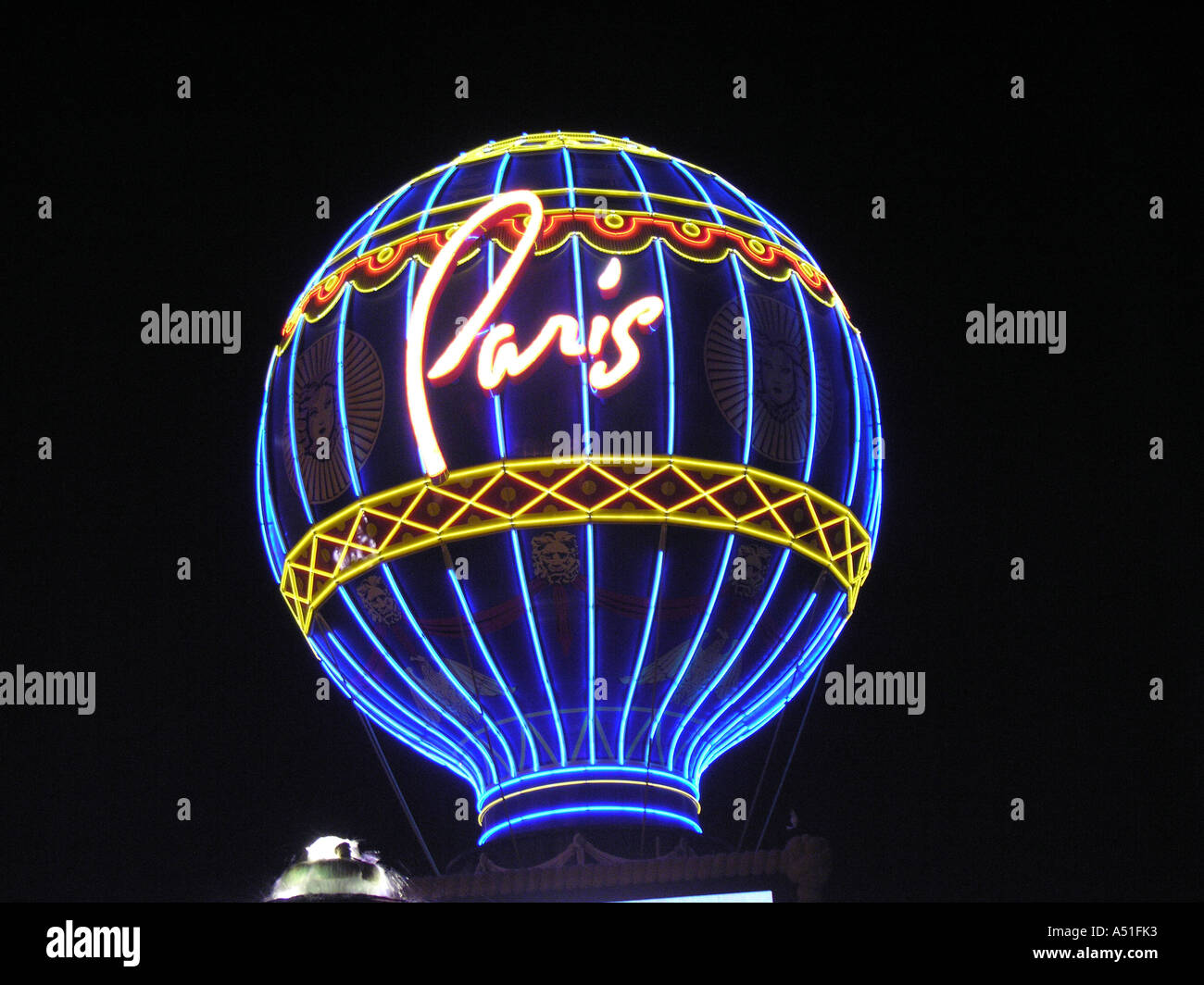 Paris Hotel und Casino in Las Vegas Streifen Skyline bei Nacht leuchtenden Neonröhren Wahrzeichen Gebäudearchitektur Stockfoto