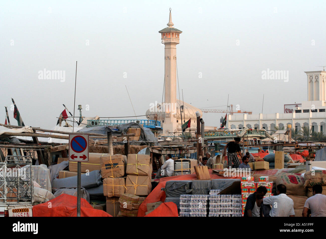 Dubai Creek, persische Dhaus be- und entladen, Vereinigte Arabische Emirate, Vereinigte Arabische Emirate Stockfoto