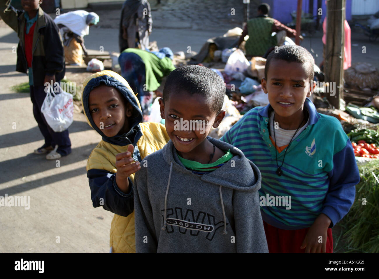 Äthiopien, Addis Abeba, jungen auf einer Straße in der Hauptstadt Stockfoto