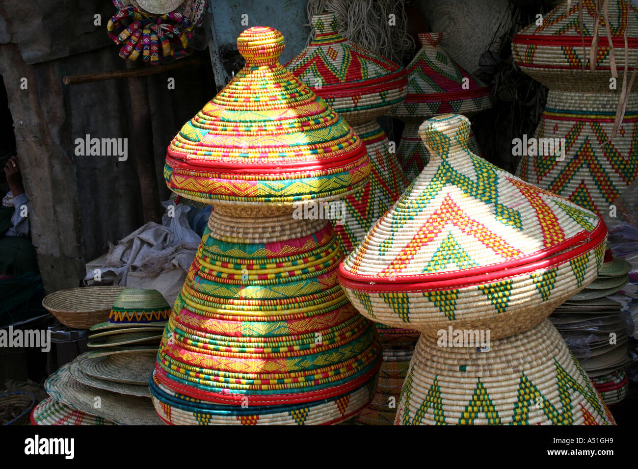 Addis Ababa, Äthiopien Injera dienen Tabellen zum Verkauf im Merkato, Addis Ketema, Neustadt Stockfoto