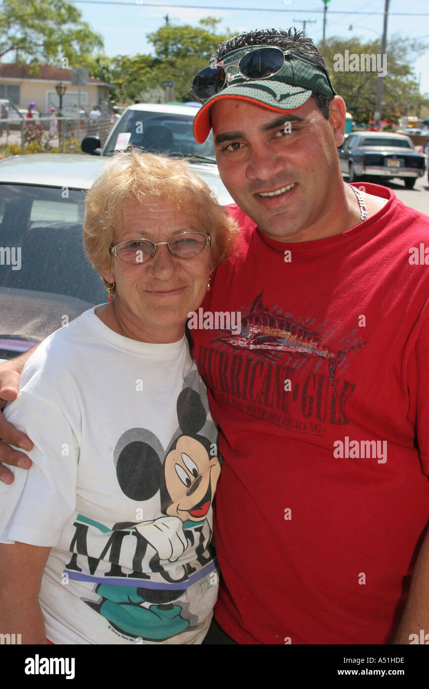 Miami Florida, Little Havana, Calle Ocho, lateinamerikanisch-lateinamerikanische ethnische Einwanderer Minderheit, erwachsener Sohn, Mutter, Mutter, Eltern, umarmt, lächelnd, Stockfoto