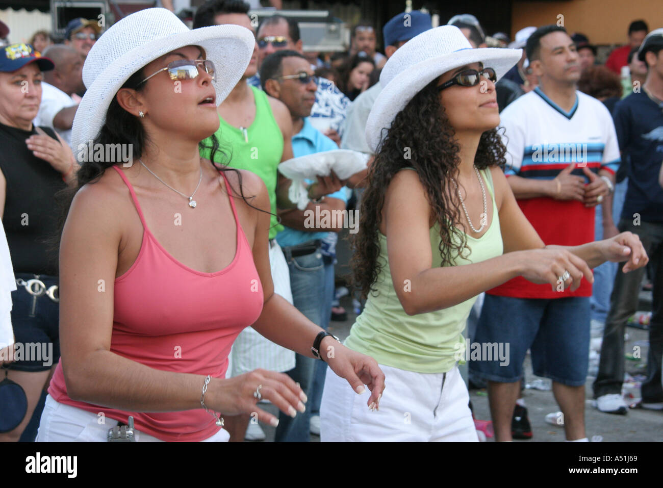 Miami Florida, Little Havana, Calle Ocho Carnaval, Erwachsene Erwachsene Frau Frauen Dame, Tanz, Hüte, kostenloses Musikkonzert, Publikum, Publikum, Publikum, Besucher trave Stockfoto