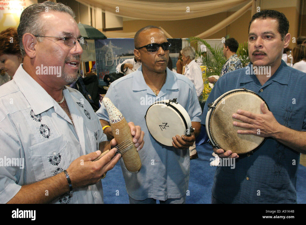 Miami Florida, Coconut Grove, Convention Center, Zentrum, Miami Herald travel Expo, Cuban plena Musicians, Panderos, Drum, güícharo, Besucher reisen t Stockfoto