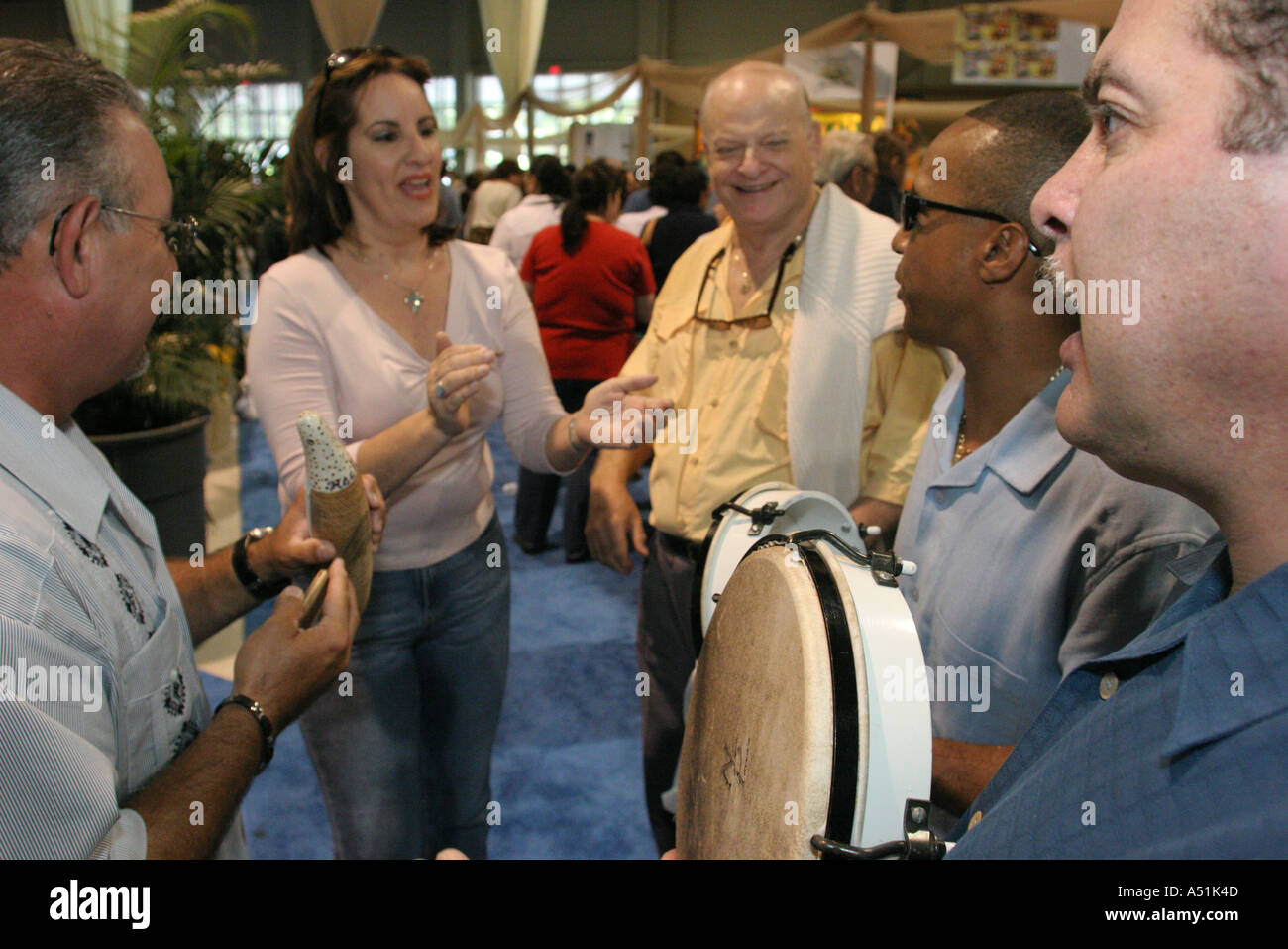 Miami Florida, Coconut Grove, Convention Center, Zentrum, Miami Herald travel Expo, Cuban plena Musicians, Panderos, Drum, güícharo, Besucher reisen t Stockfoto