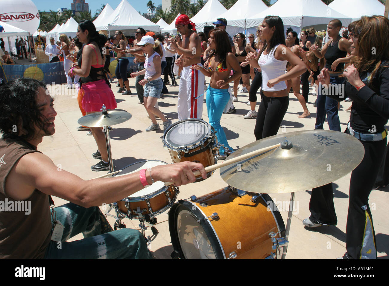 Miami Beach Florida, Ocean Drive, Lummus Park, Sport- und Fitnessfestival, Festivals, Feiern, Messe, Zumba brasilianischer Aerobic-Kurs, Live-Schlagzeuger, Rhythmus, V Stockfoto