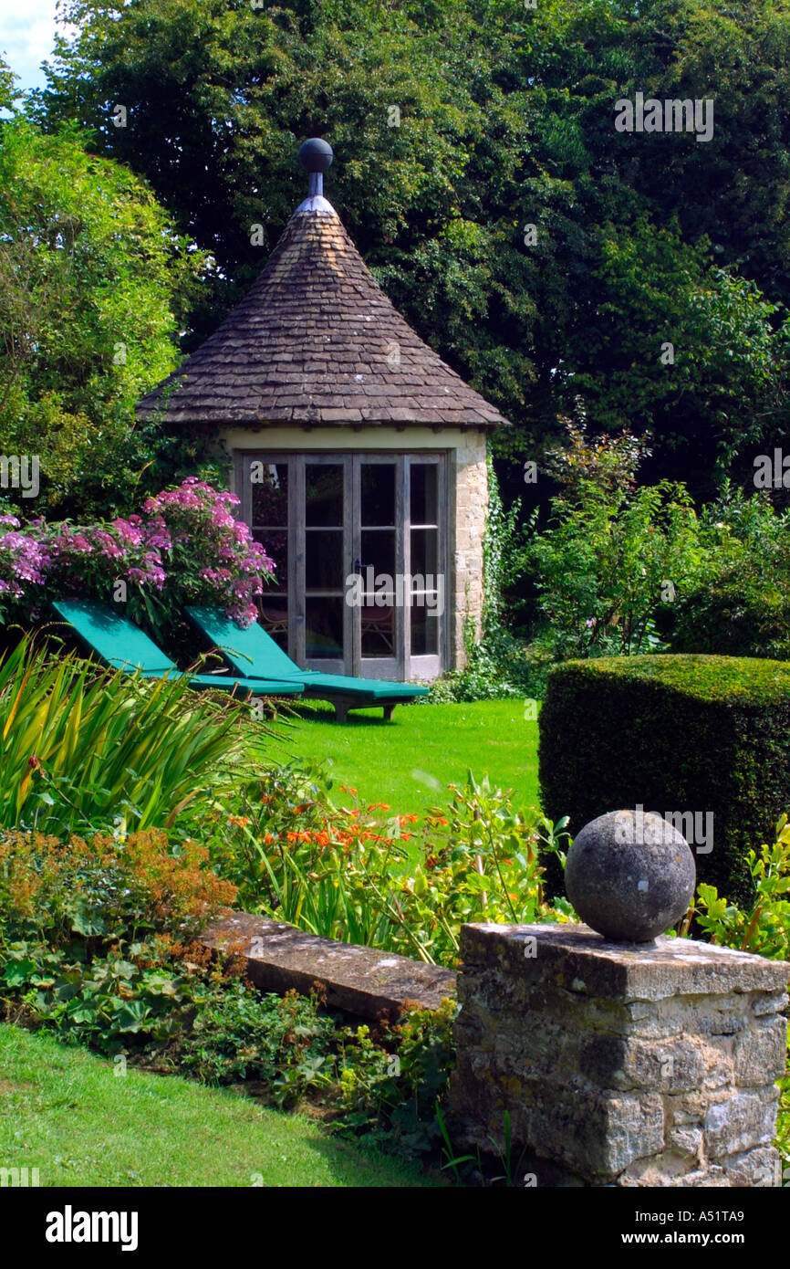 Liegestühle, Rund, Cotswold Stone Garden Sommerhaus, Cotswolds, Gloucestershire, England, Grossbritannien, Europa Stockfoto