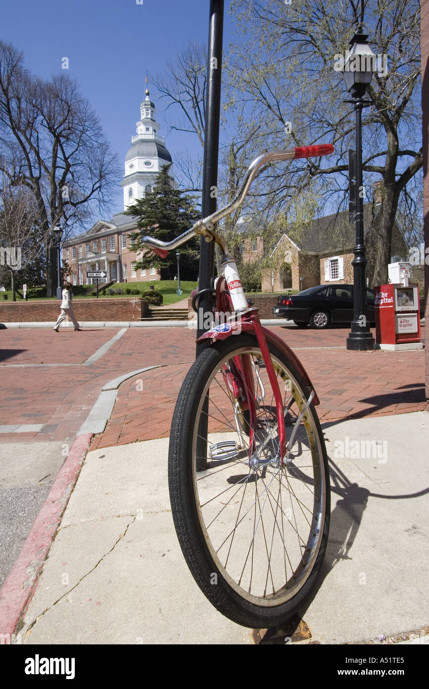 Altes Fahrrad mit Ballonreifen geparkt auf Stree Ecke gegenüber der  Maryland State House in Annapolis, Maryland Stockfotografie - Alamy