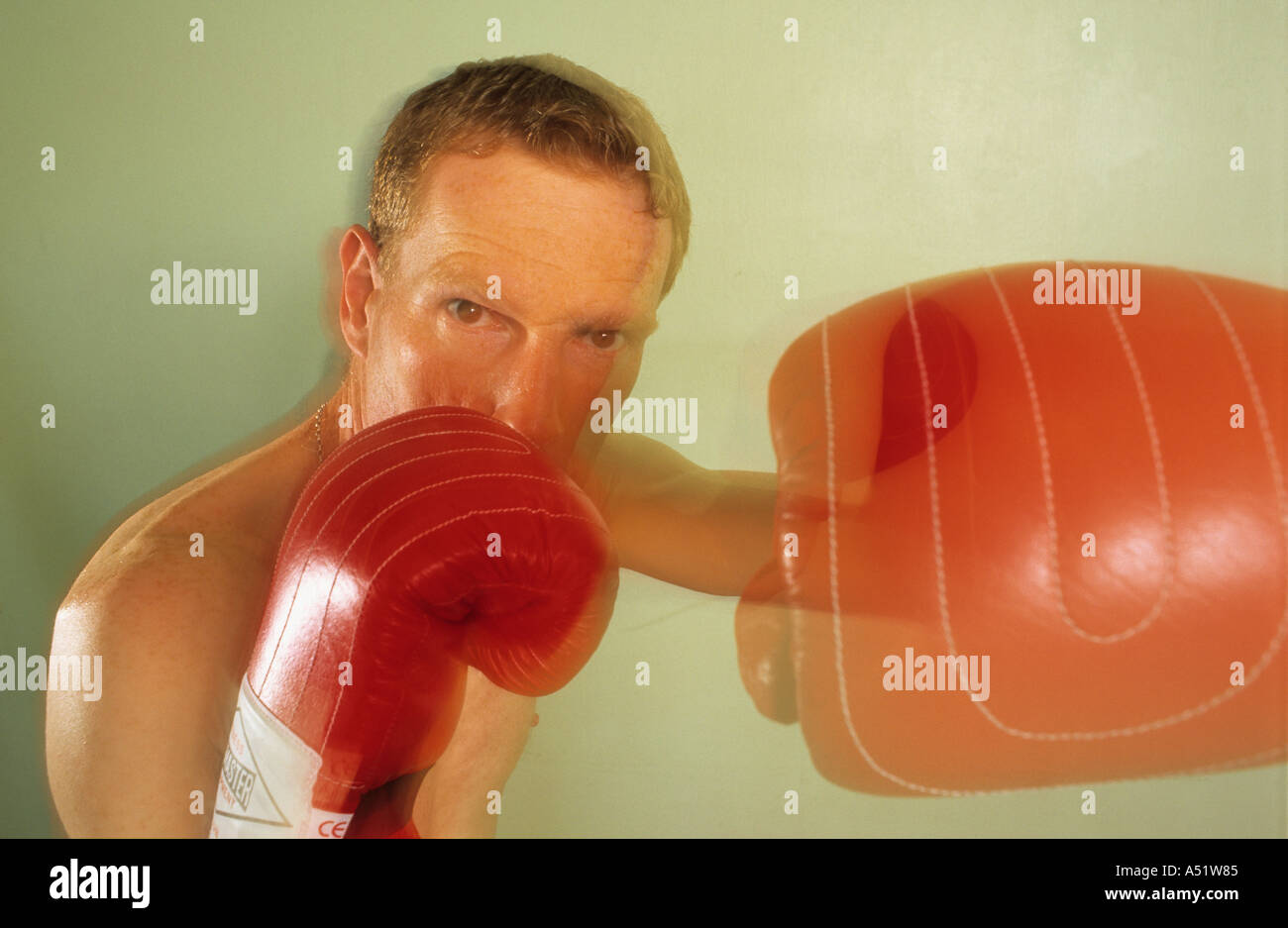 Boxer in Richtung Kamera in Turnhalle Stanzen Stockfoto