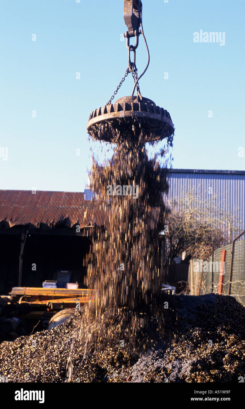 Grab auf Kran Heben Metall bei Schrottplatz uk Stockfoto