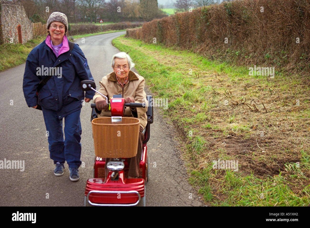 Zwei für einen Spaziergang auf einem Feldweg auf Mobilität Motorroller Stockfoto