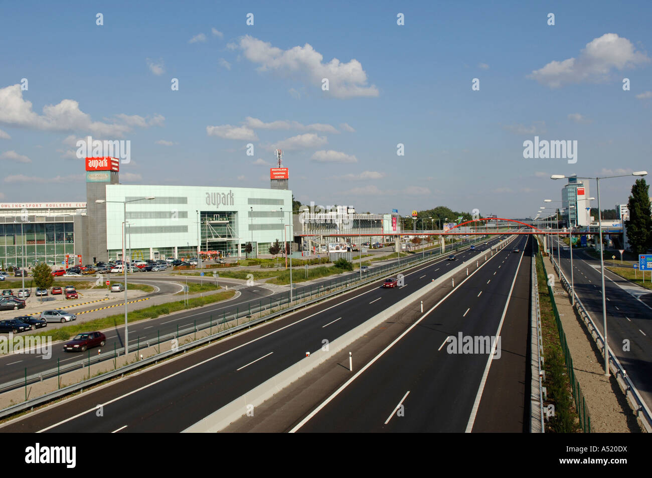 Bratislava Einkaufszentrum Aupark Stadtautobahn Stockfoto