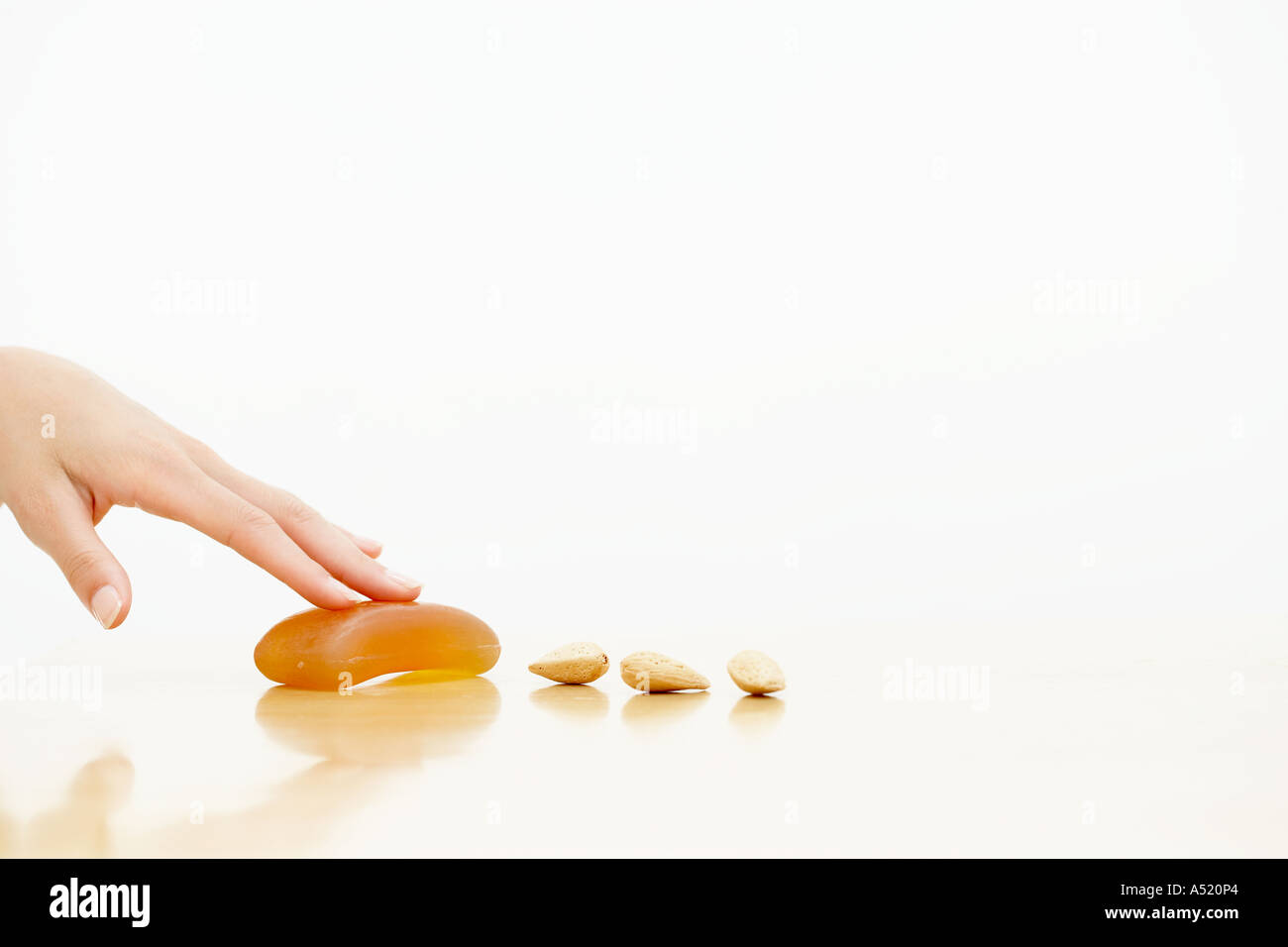 Ein Stück Seife mit Kieselsteinen auf dem Tisch Stockfoto