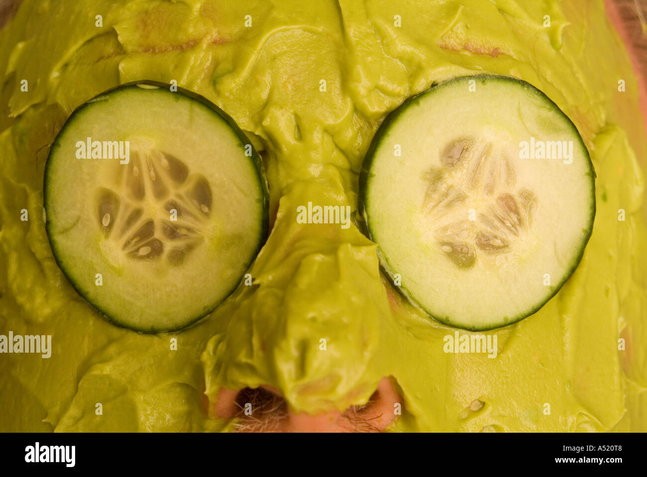 Mann mit Maske und Gurken Scheiben Avocado Gesicht Augen Stockfotografie -  Alamy
