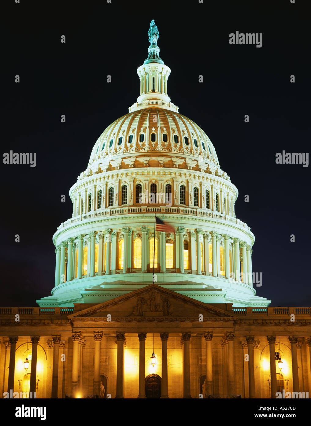 Dies ist die U-S-Capitol in der Abenddämmerung die Lichter auf in der Rotunde sind, sehen wir es gegen einen klaren Nachthimmel Stockfoto