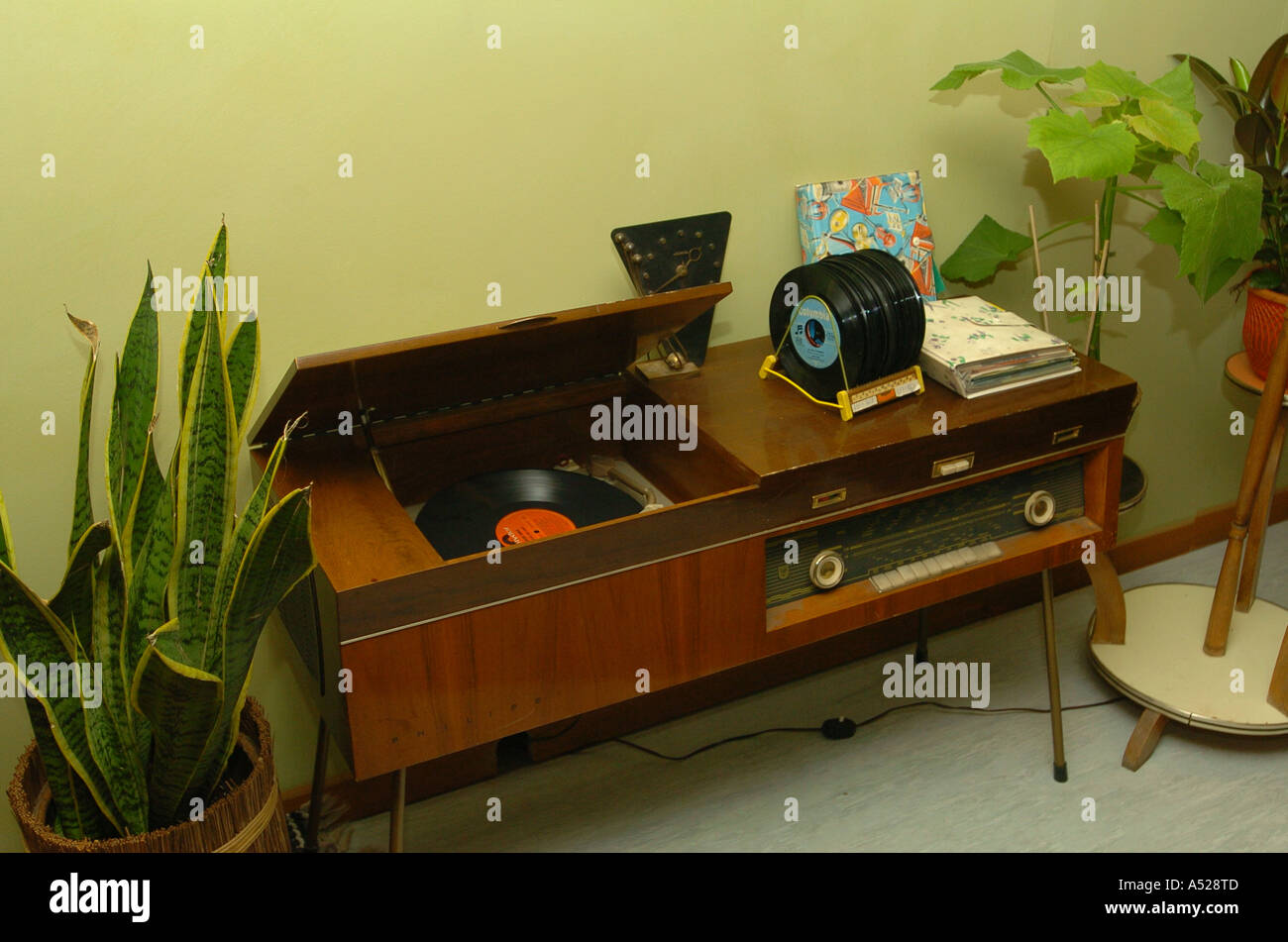 Wohnung Im 50er Jahre Stil Plattenspieler Stockfotografie Alamy