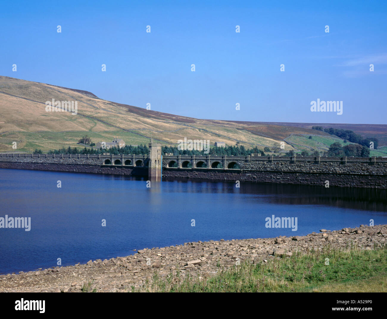 Narbe Haus Damm aus Reservoir Seite, Nidderdale, North Yorkshire, England, Großbritannien. Stockfoto