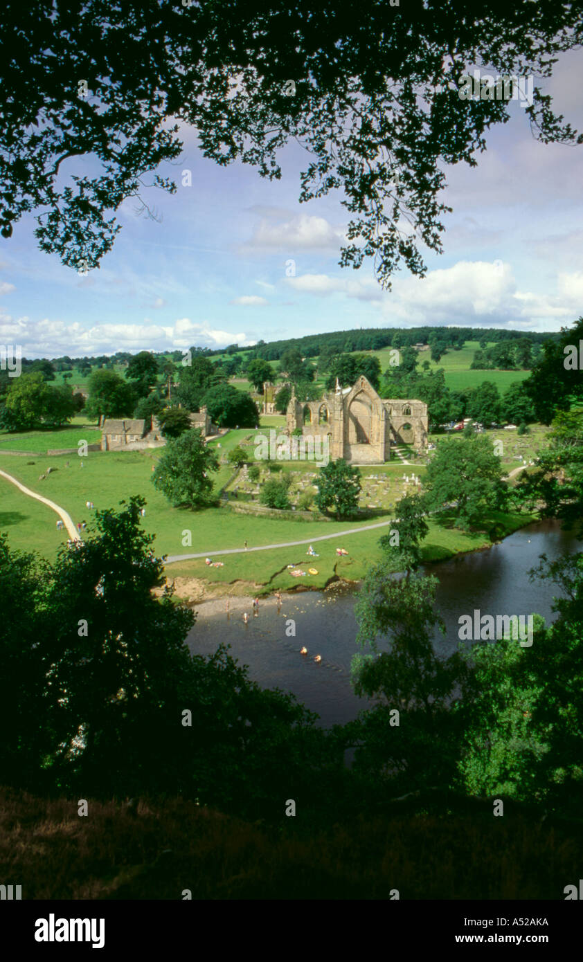 Ruinen von Bolton Priory gesehen über Flusses Wharfe, Wharfedale, Yorkshire Dales National Park, North Yorkshire, England, UK. Stockfoto
