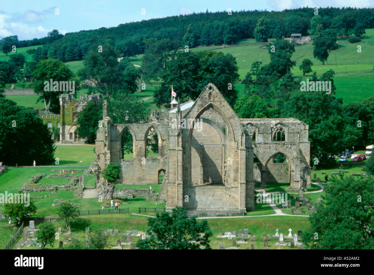 Ruinen von Bolton Priory gesehen über Flusses Wharfe, Wharfedale, Yorkshire Dales National Park, North Yorkshire, England, UK. Stockfoto