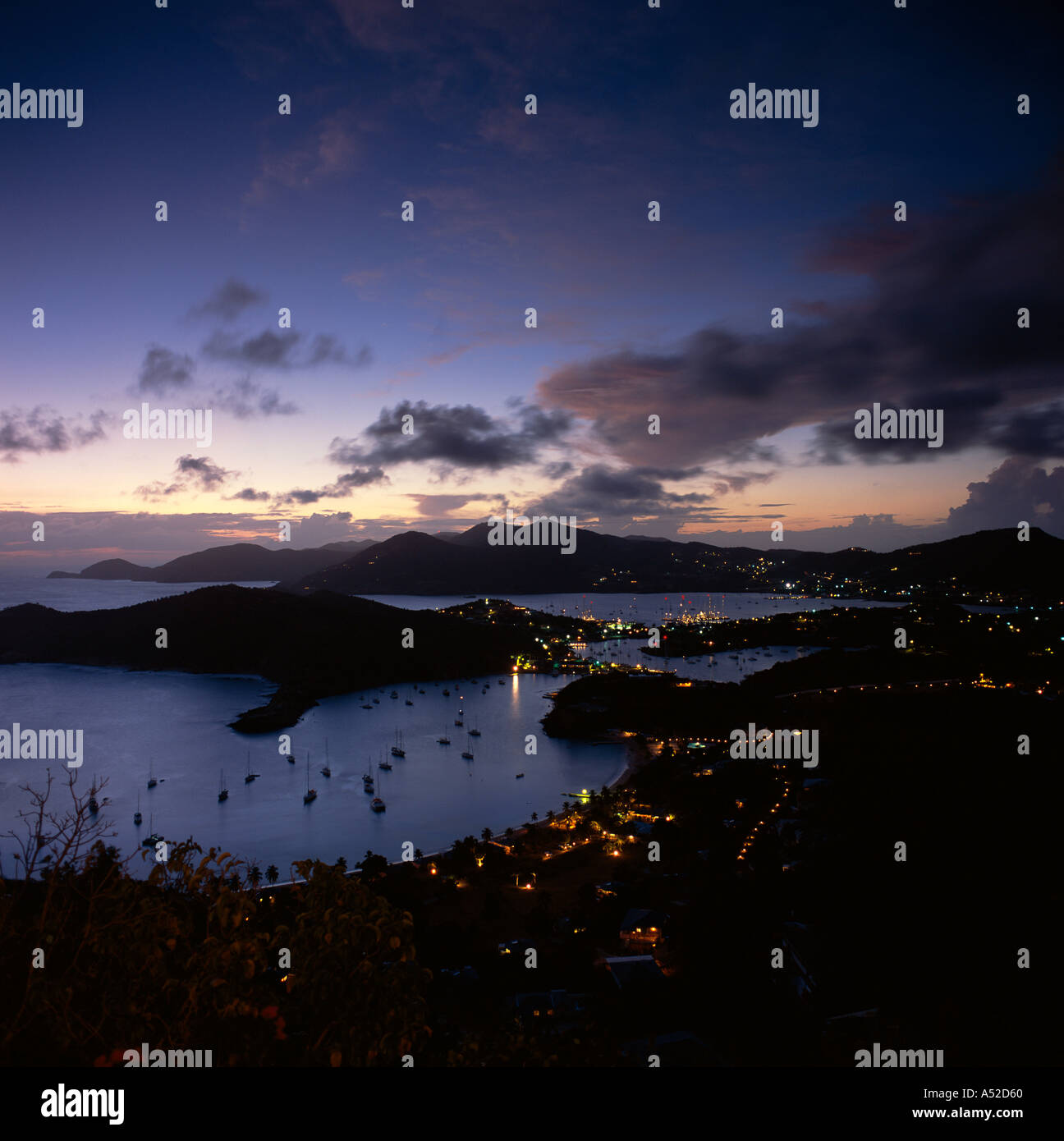 Am frühen Abend Blick Blick auf English Harbour und Nelsons Dockyard von Shirley Heights Antigua Karibik Stockfoto