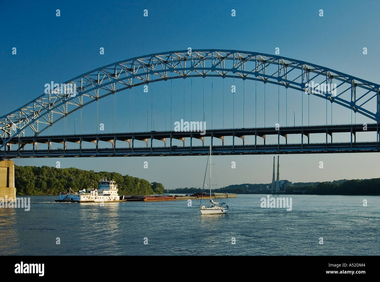 Schlepp Boot Kahn auf dem Ohio River unter der Sherman Minton Bridge mit Kraftwerk In Louisville Kentucky Hintergrund schieben Stockfoto