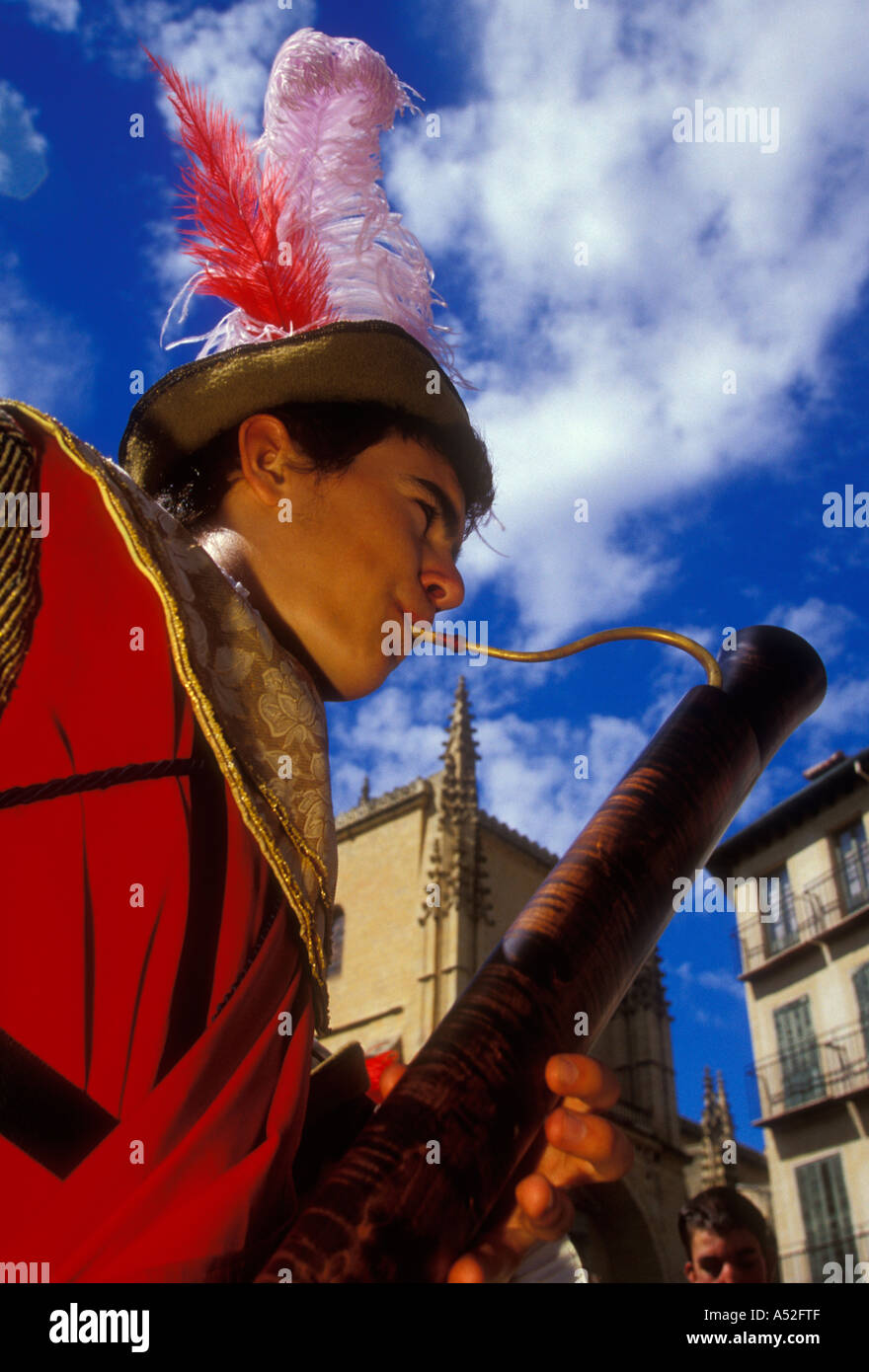 Spanier, Spanisch, erwachsenen Mann spielen Fagott, Festival, Plaza Mayor, Hauptstadt, Segovia, Provinz Segovia, Kastilien und Leon, Spanien, Europa Stockfoto