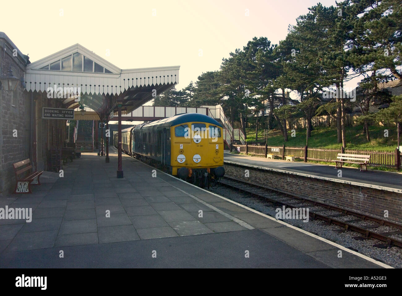 England Gloucestershire Cotswolds der Gloucestershire und Warwickshire erhaltene Bahnhof Winchcombe grüßen Stockfoto