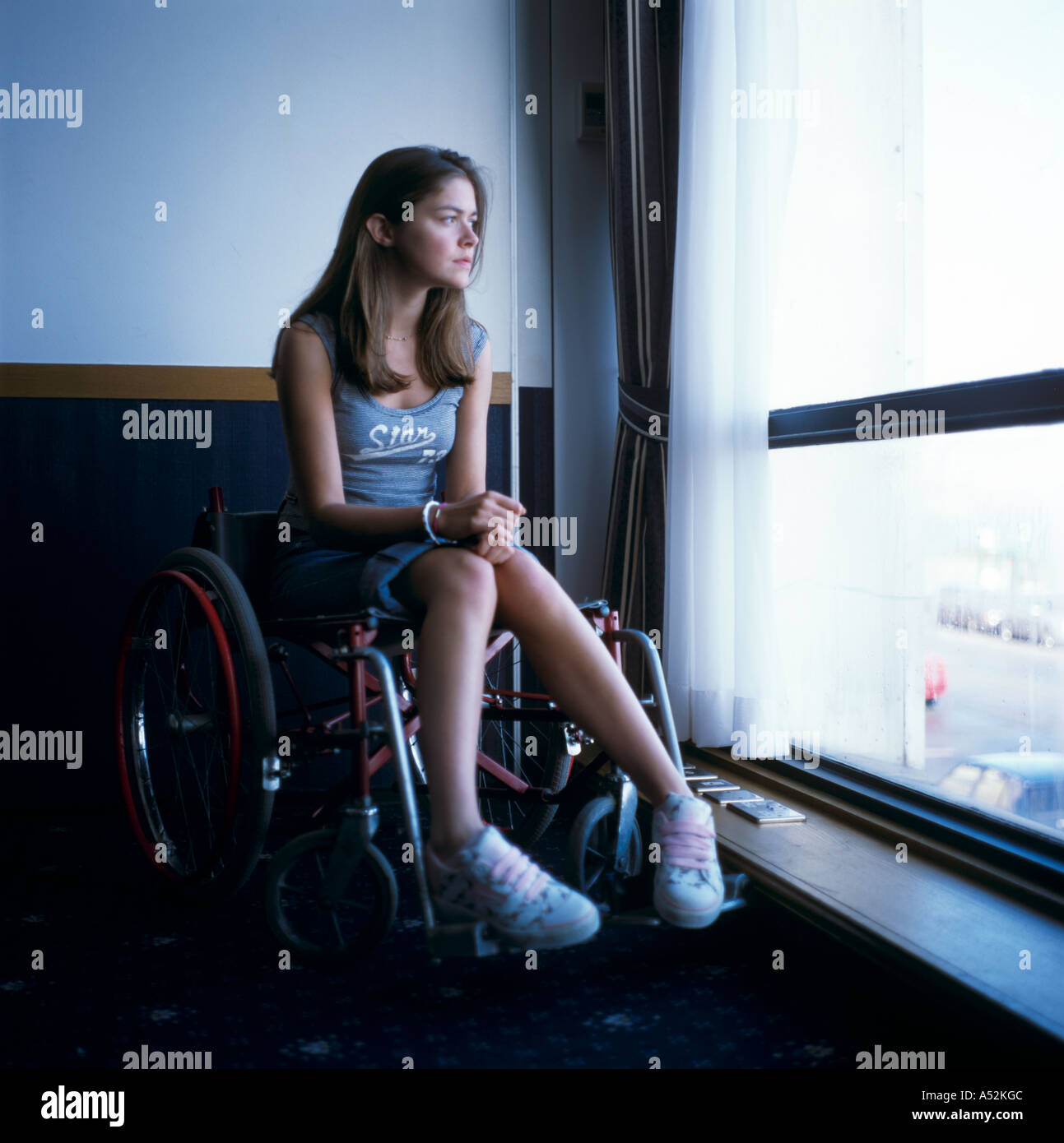 Behinderte Mädchen Im Teenageralter In Einem Rollstuhl Sitzen Den 