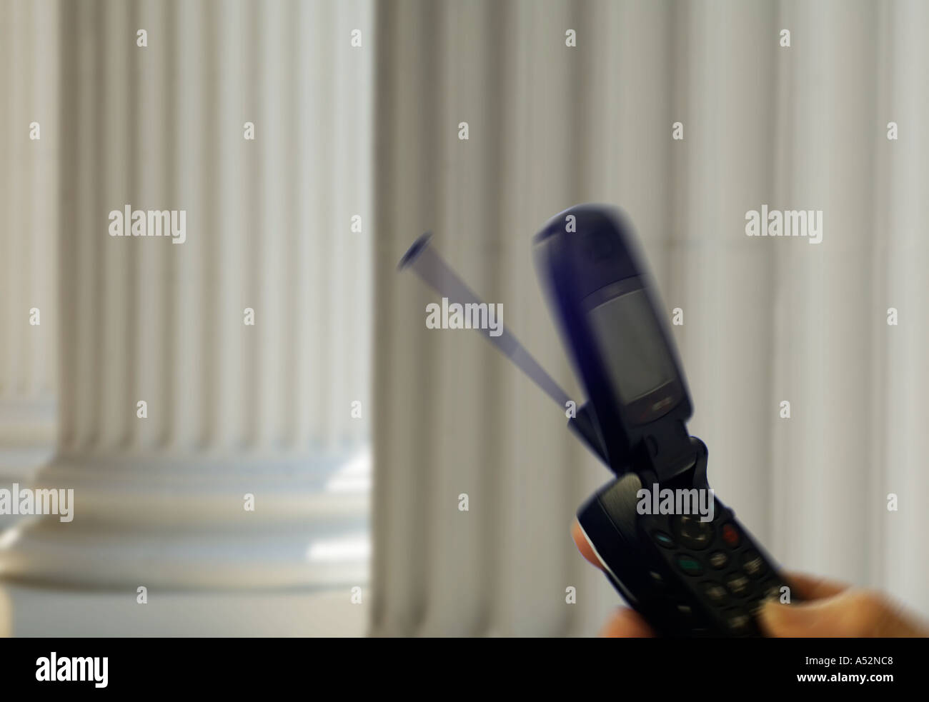 Handy vor Säulen im dorischen Stil in New York Bürogebäude Stockfoto