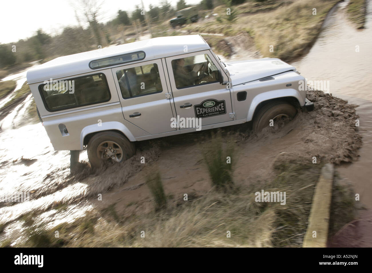 Land Rover Defender auf einem Offroad-Parcours im Land Rover-Werk in Solihull, West Midlands Stockfoto