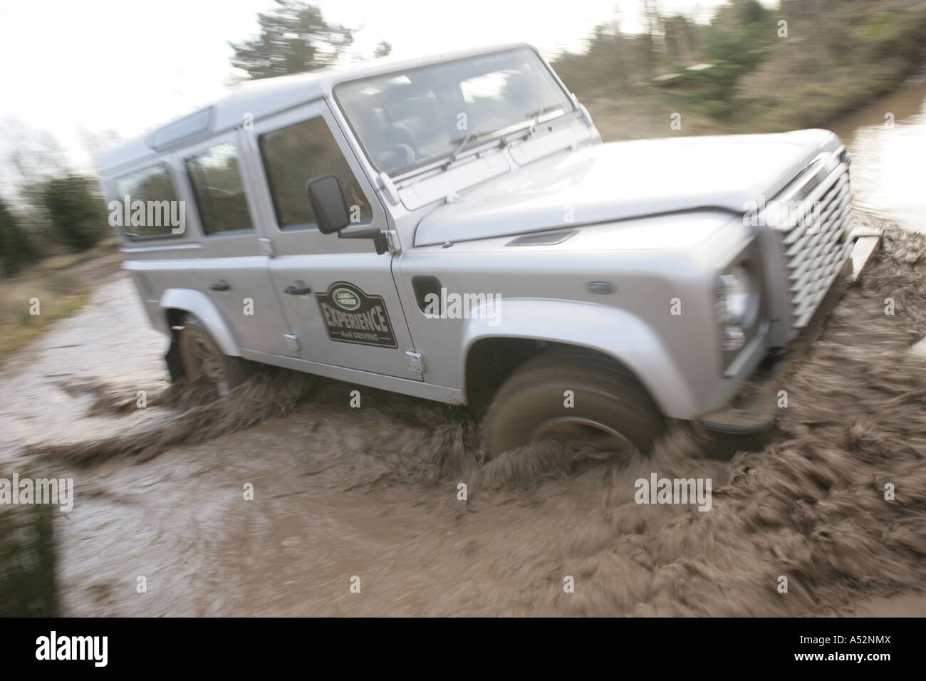 Land Rover Defender auf einem Offroad-Parcours im Land Rover-Werk in Solihull, West Midlands Stockfoto