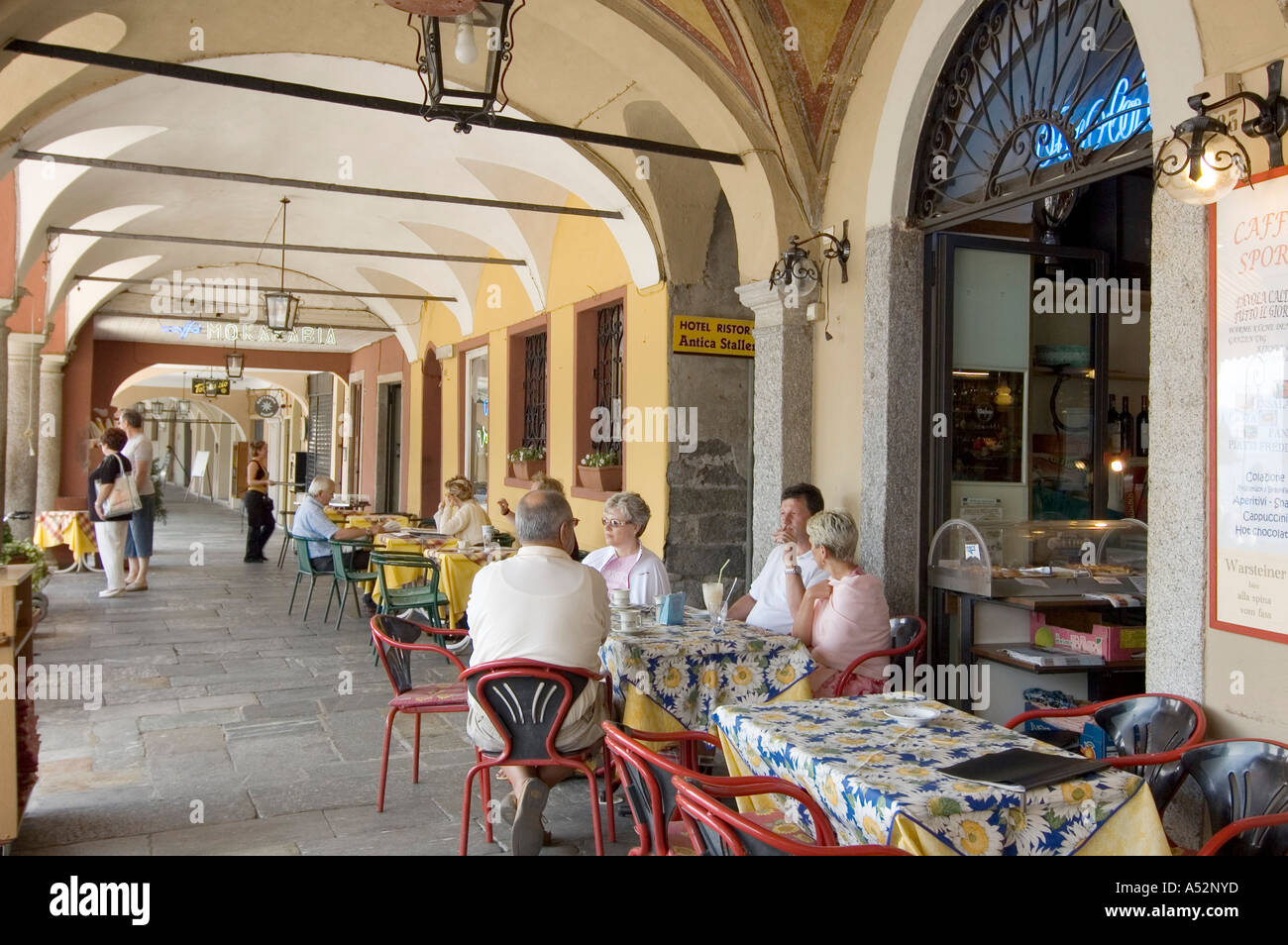 Cannobio im See Maggiore Lago Maggiore Piemont Piemonte Italien street Cafe Stockfoto