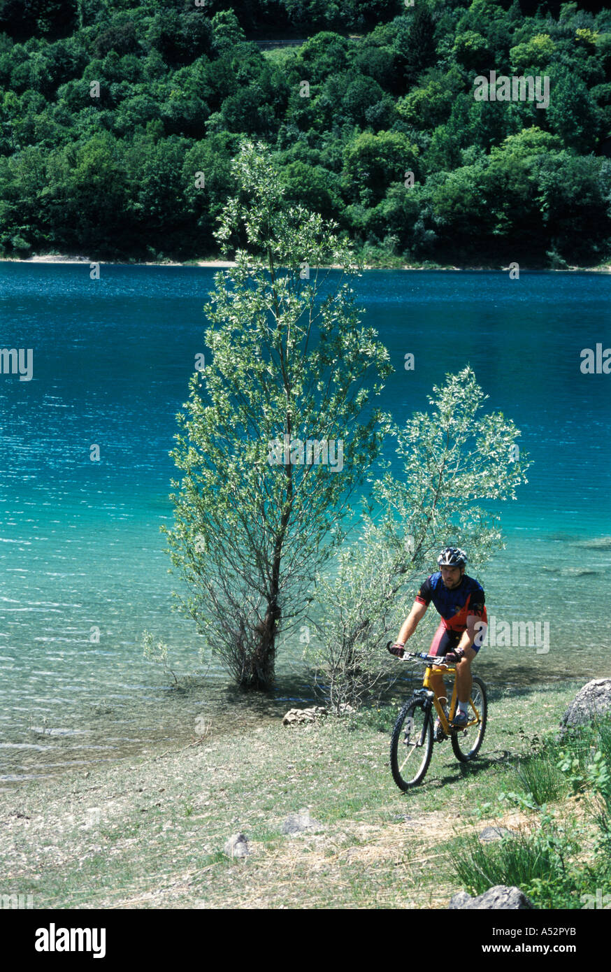 Mountainbiker hält am Lago di Tenno in der Nähe von Lago Die Garda Trentino Italien Stockfoto
