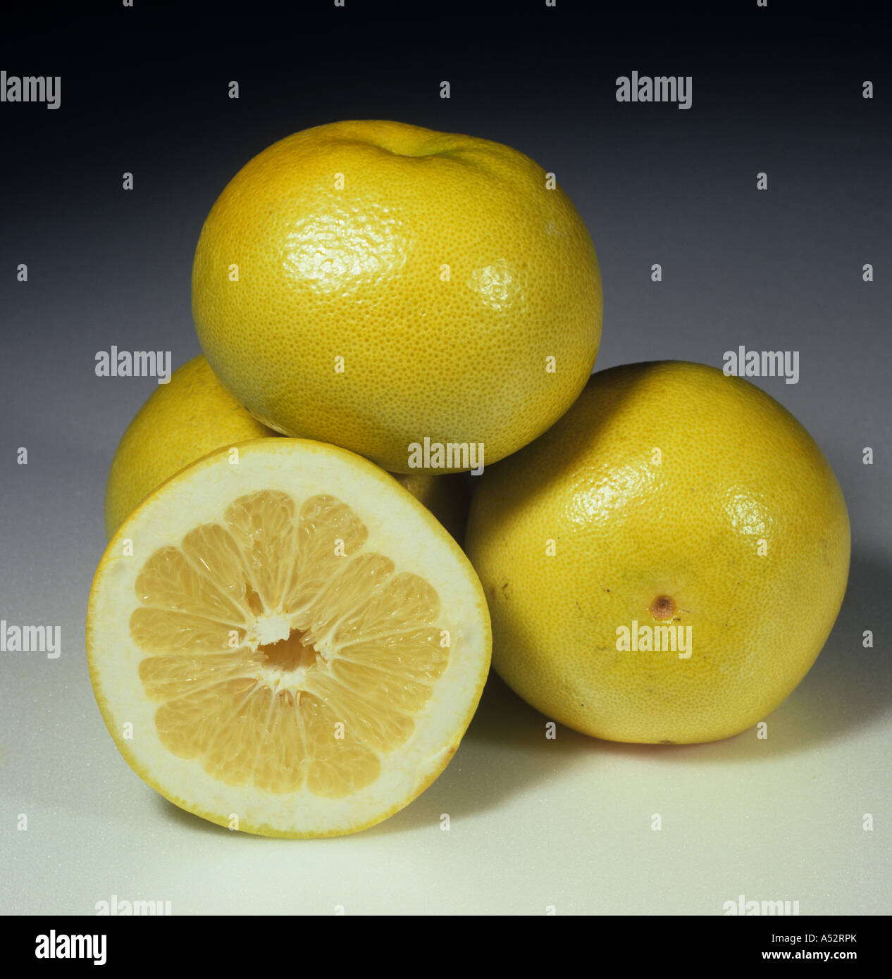 Gesamte geschnittene Obst aus eine Hybride zwischen Pampelmuse x Grapefruit Sorte Orobanco oder Sweetie Stockfoto