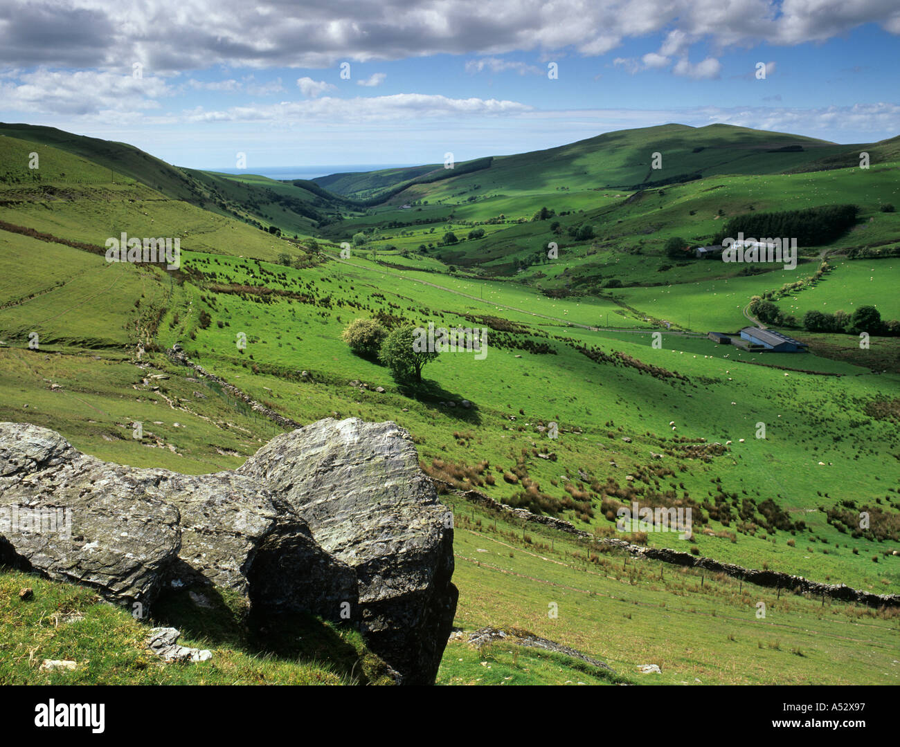 GREEN VALLEY in der WALISISCHEN Hügeln Cwm Ceulan mit verstreuten Almen über dem Tal y Bont Ceredigion Wales UK Stockfoto