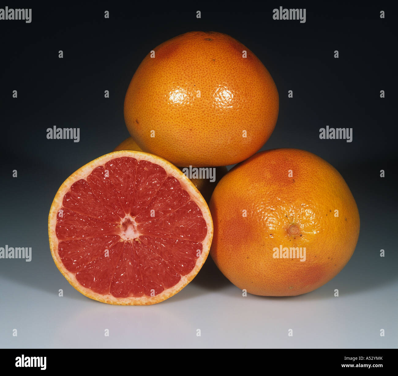 Ganze und Abschnitt Grapefruit Obstsorte Flamme Stockfoto