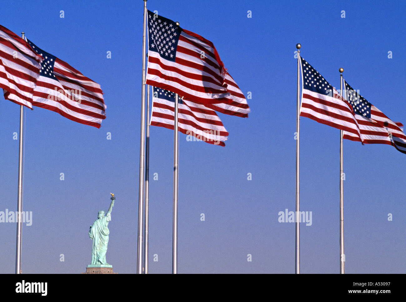 Statue of Liberty und uns Flaggen, New York City, USA Stockfoto