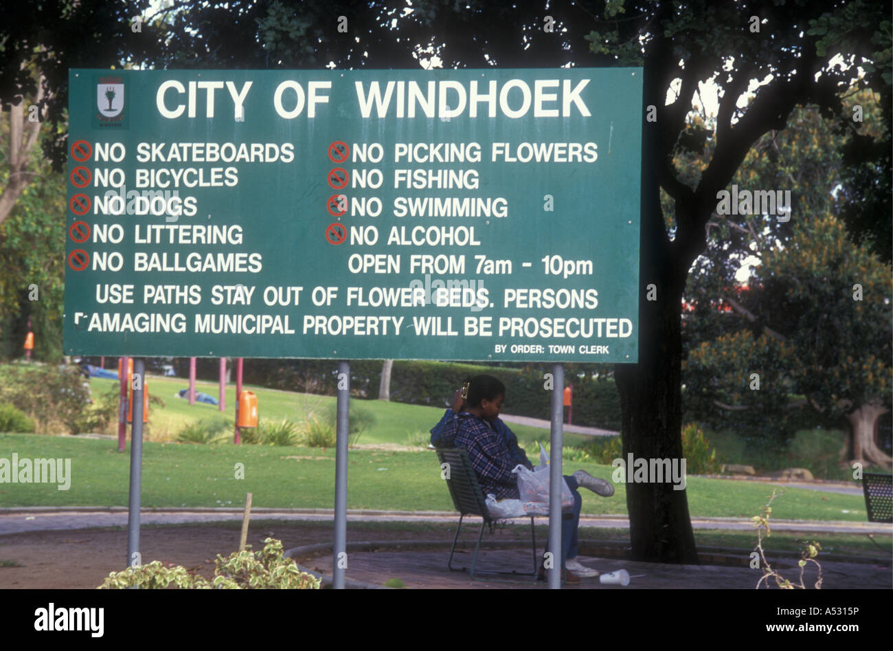 Aushang im Zoo Park Windhoek Namibia Süd West Afrika Clash der Kulturen Stockfoto