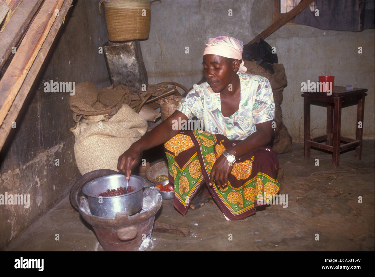 Frau auf einem Holzkohle Kochen Herd Tansania Ostafrika Stockfoto